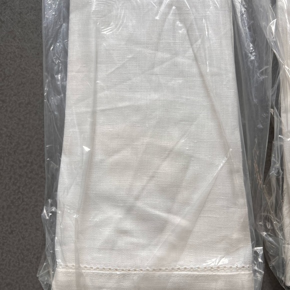 NWT Waterford “Addison” 100% linen table cloth 70”x104” and 6 napkins 21”x21” - Picture 5 of 7